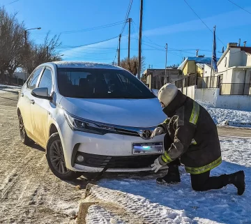 Un auto perdió el control por la escarcha y fue rescatado por bomberos Un auto perdió el control por la escarcha y fue rescatado por bomberos