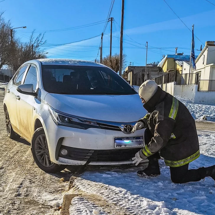 Un auto perdió el control por la escarcha y fue rescatado por bomberos Un auto perdió el control por la escarcha y fue rescatado por bomberos
