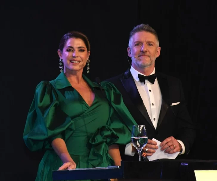  La ceremonia se desarrolló en un salón del barrio porteño de Palermo y fue conducida por Pamela David y Luis Novaresio.