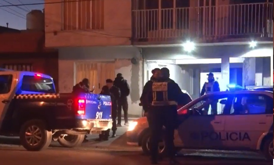  Agentes en inmediaciones del complejo. (FOTO: CANAL 2 CALETA OLIVIA)