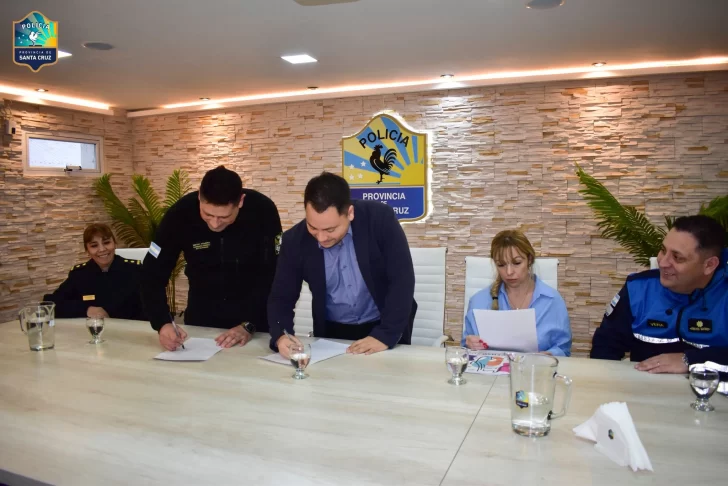  La firma del Acta Acuerdo de Cooperación y Asistencia técnica que respalda la iniciativa histórica fue realizada por el Jefe de Policía y el Director Provincial de Estadística y Censos, Alejandro Sebastián Troncoso.