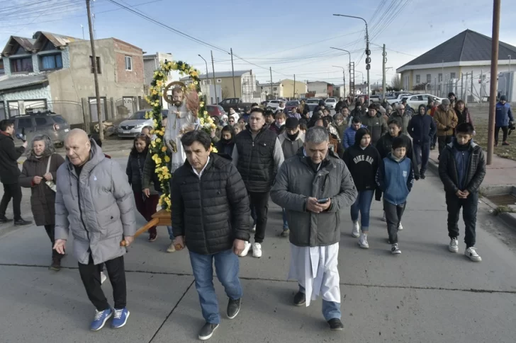  El cura Raúl Dominguez, encabezando la procesión de San Cayetano en Río Gallegos