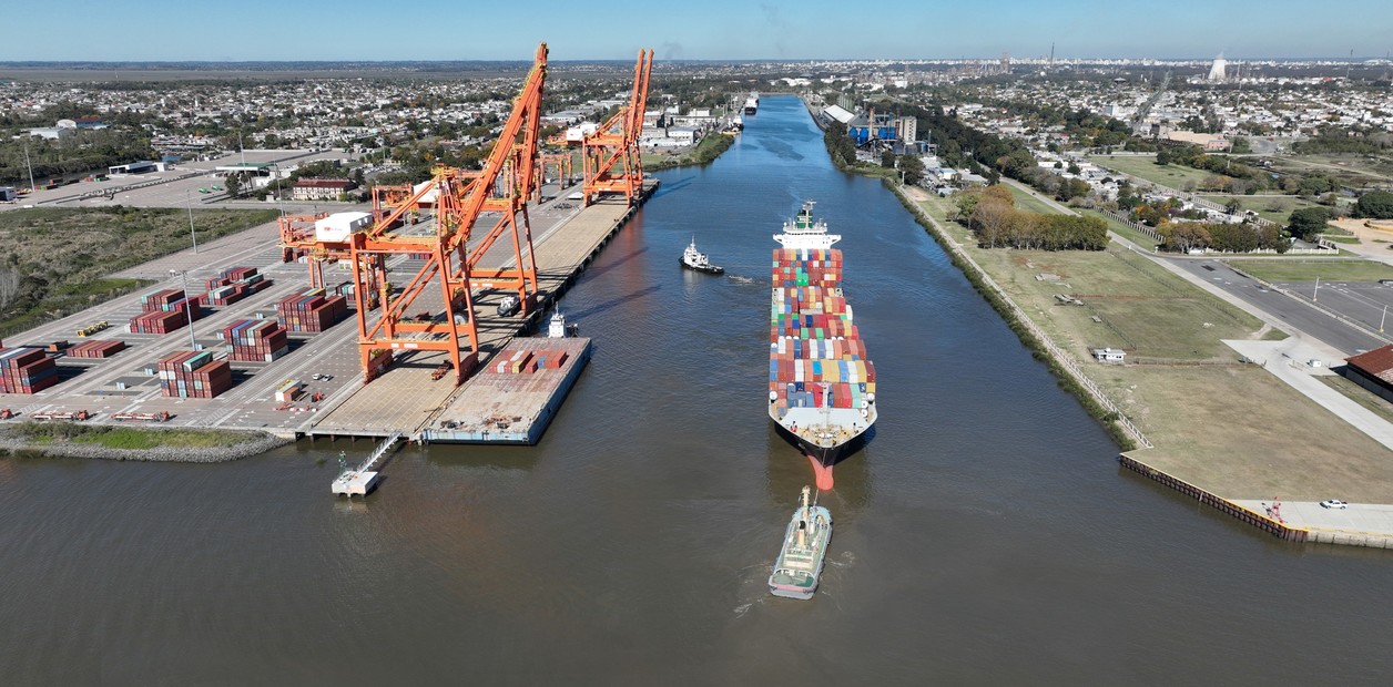  El Puerto La Plata se encuentra ubicado frente a la vía navegable troncal del Río de la Plata, por la que se canaliza la mayor parte del tráfico comercial de la Argentina.