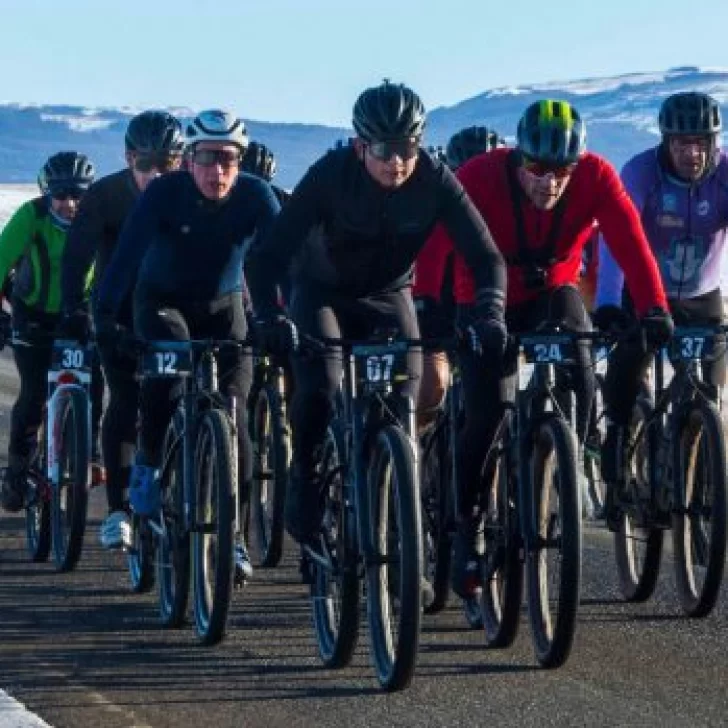 Dura prueba de Mountain Bike de invierno Dura prueba de Mountain Bike de invierno