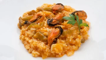 Cazuela de arroz con mejillones: una receta abundante y económica para comer pescado