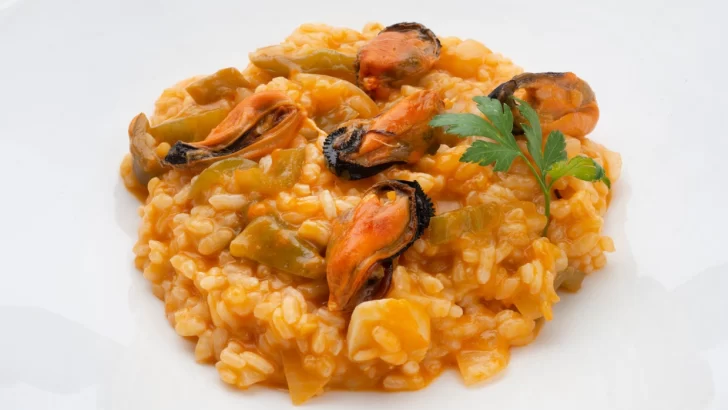 Cazuela de arroz con mejillones: una receta abundante y económica para comer pescado