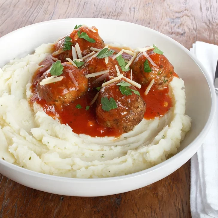 Receta de albóndigas de carne con una salsa casera para chuparse los dedos