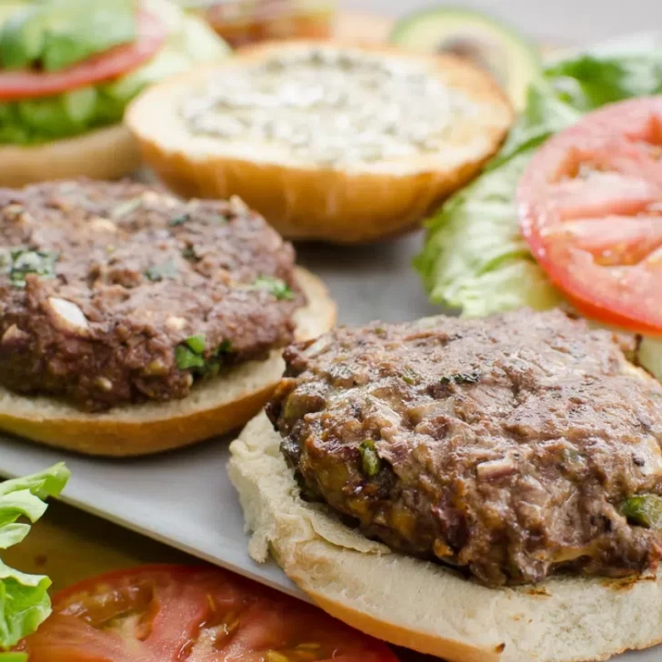 Receta de hamburguesas caseras: cómo preparar unos medallones de carne bien sabrosos Receta de hamburguesas caseras: cómo preparar unos medallones de carne bien sabrosos