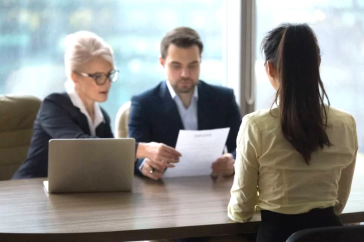 La foto “inofensiva” que puede costarte el trabajo o un robo: los 5 riesgos reales de compartir demasiado en redes sociales