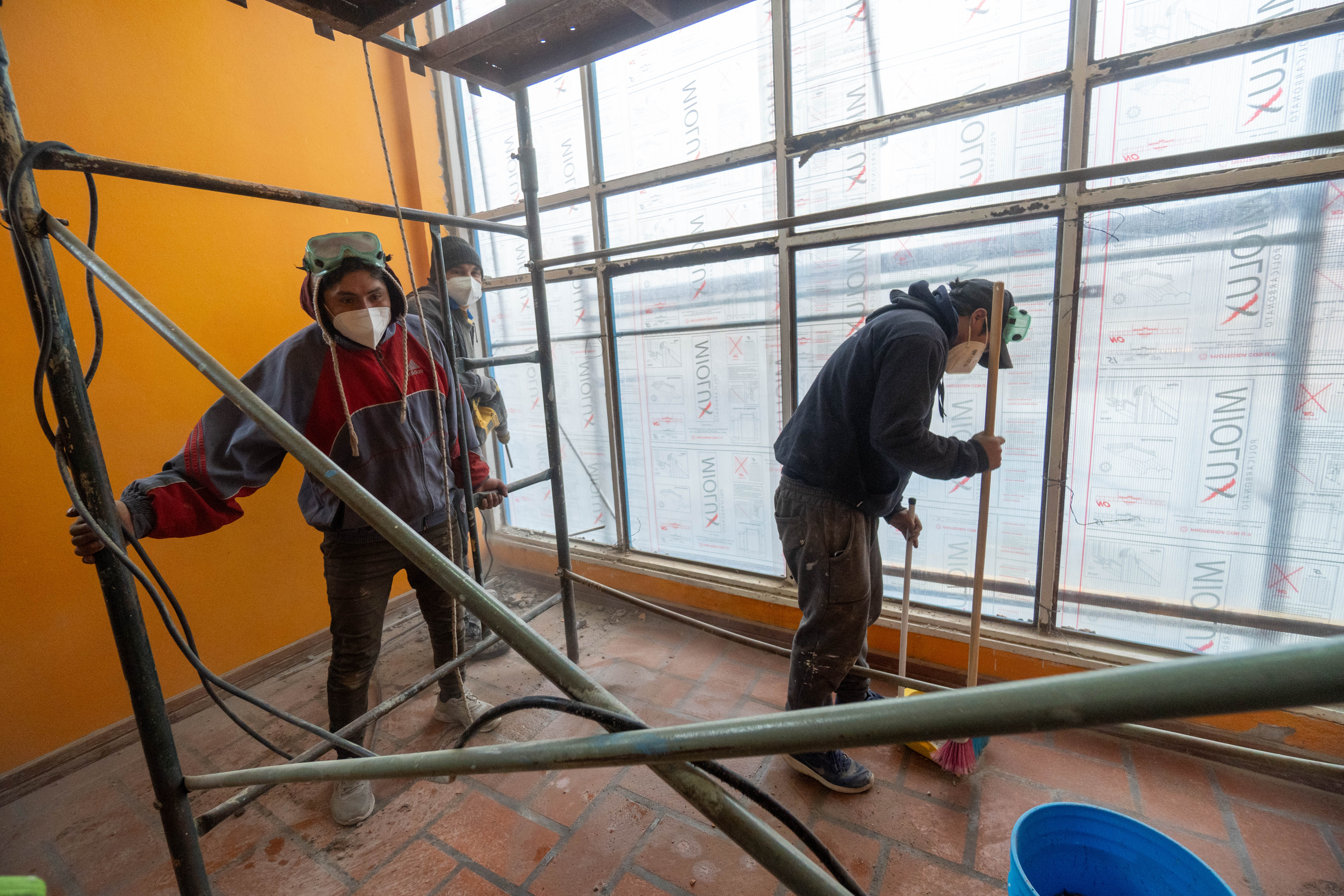  Trabajadores de Mantenimiento Escolar del CPE cambiando un ventanal en el Jardín N° 17 de Río Gallegos. FOTO: LEANDRO FRANCO / LA OPINIÓN AUSTRAL.