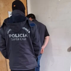 Robaron una casilla municipal, fueron detenidos y les secuestraron un auto