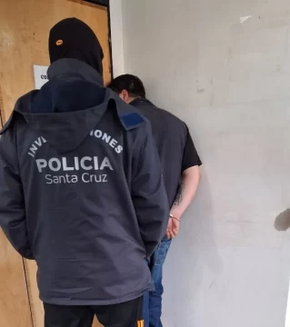 Robaron una casilla municipal, fueron detenidos y les secuestraron un auto Robaron una casilla municipal, fueron detenidos y les secuestraron un auto