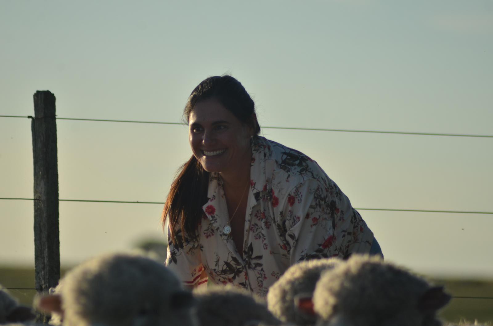  Josefina junto a sus ovejas en su campo de Uruguay.