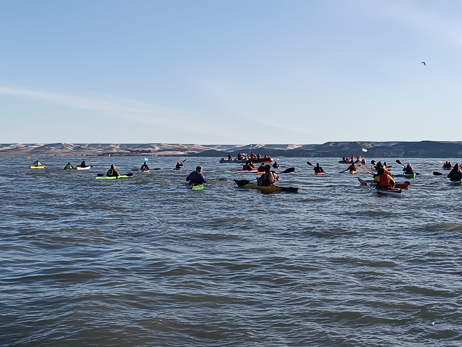  Zarpada en condiciones extremas. Kayakistas ingresan al agua desde Punta Loyola, en una mañana helada que marcó -10,7°C, iniciando la travesía de 25 kilómetros rumbo al estuario.