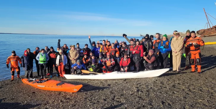  La foto grupal de los kayakistas que realizaron la travesía y todo el equipo de apoyo.