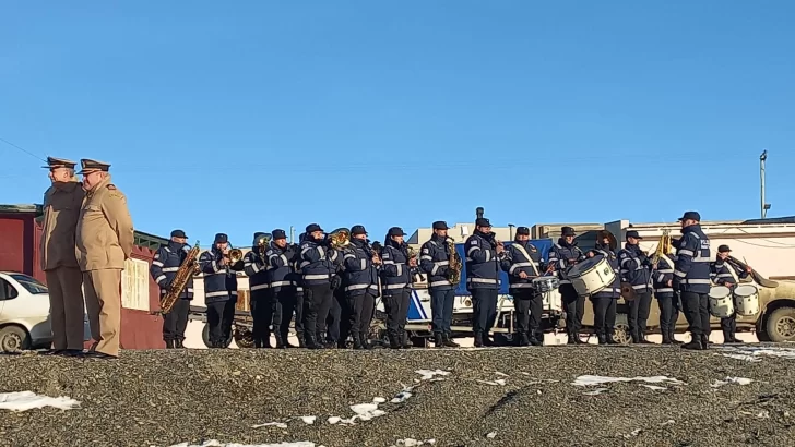  La banda de la Policía interpretando la Marcha de Malvinas.
