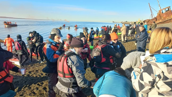  Una llegada para el recuerdo. La columna de kayakistas es recibida en el Club CEMA con bengalas, aplausos y la banda de la Policía interpretando la Marcha de Malvinas.