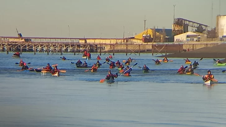 Extremo: 36 kayakistas remaron del mar al estuario de Río Gallegos con -11° C por el Aniversario de Prefectura Naval Argentina