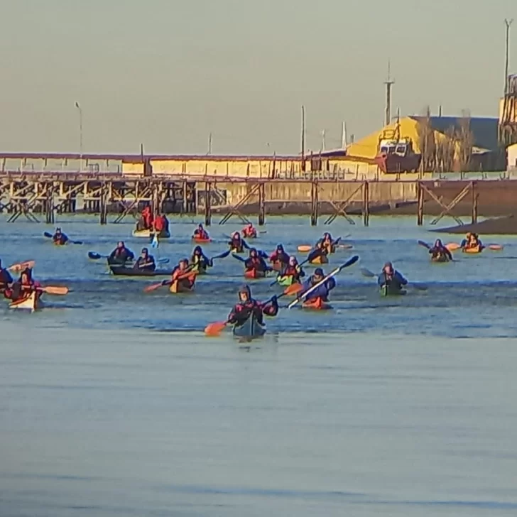 Extremo: 36 kayakistas remaron del mar al estuario de Río Gallegos con -11° C por el Aniversario de Prefectura Naval Argentina