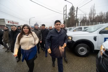 Claudio Vidal entregó 50 camionetas 0KM y un camión a organismos provinciales de Santa Cruz Claudio Vidal entregó 50 camionetas 0KM y un camión a organismos provinciales de Santa Cruz