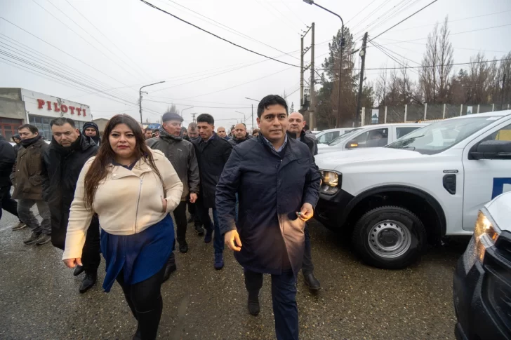  Junto a la ministra de Desarrollo Social, Luisa Cárdenas, Claudio Vidal entregó 50 camionetas 0KM y un camión a organismos provinciales de Santa Cruz. FOTOS: LEANDRO FRANCO / LA OPINIÓN AUSTRAL