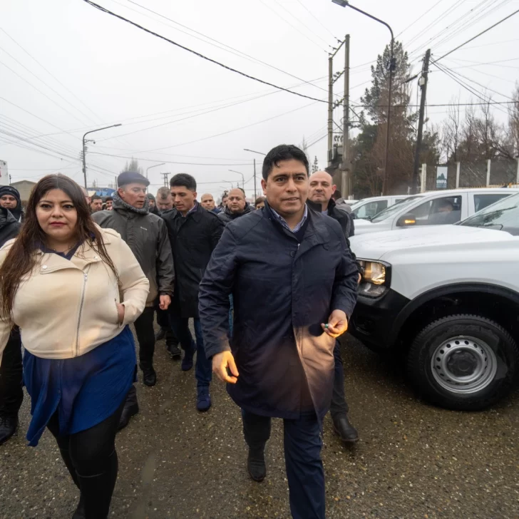 Claudio Vidal entregó 50 camionetas 0KM y un camión a organismos provinciales de Santa Cruz Claudio Vidal entregó 50 camionetas 0KM y un camión a organismos provinciales de Santa Cruz