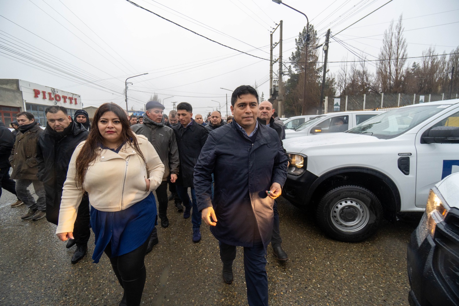 Junto a la ministra de Desarrollo Social, Luisa Cárdenas, Claudio Vidal entregó 50 camionetas 0KM y un camión a organismos provinciales de Santa Cruz. FOTOS: LEANDRO FRANCO / LA OPINIÓN AUSTRAL