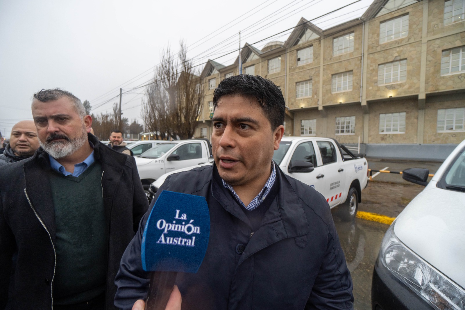  Claudio Vidal mano a mano con La Opinión Austral supervisando la nueva flota de vehículos, habló sobre el frente electoral con gobernadores. FOTO: LEANDRO FRANCO / LA OPINIÓN AUSTRAL.