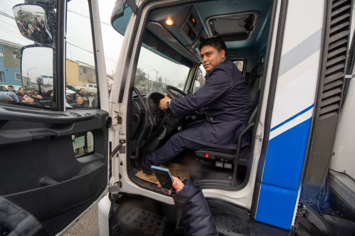 Claudio Vidal encendió uno de los camiones nuevos para Desarrollo Social. FOTO: LEANDRO FRANCO / LA OPINIÓN AUSTRAL.