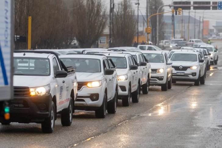 Claudio Vidal entregó 50 camionetas 0KM y un camión a organismos provinciales de Santa Cruz