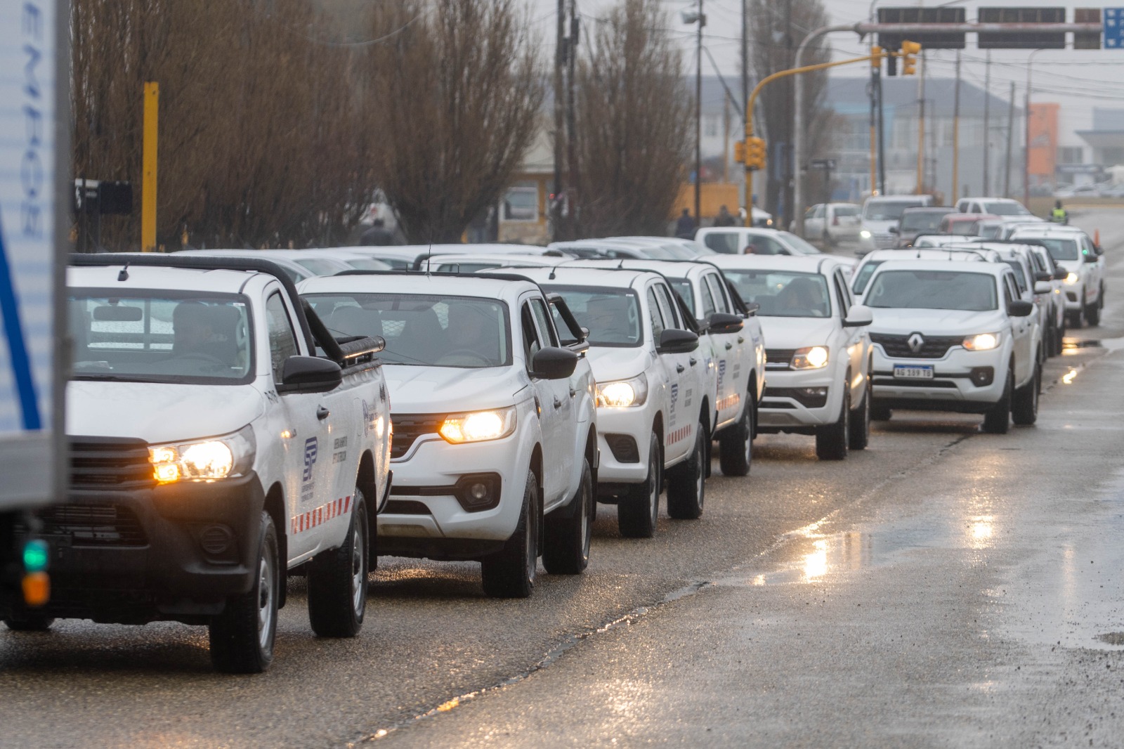 Claudio Vidal entregó 50 camionetas 0KM y un camión a organismos provinciales de Santa Cruz