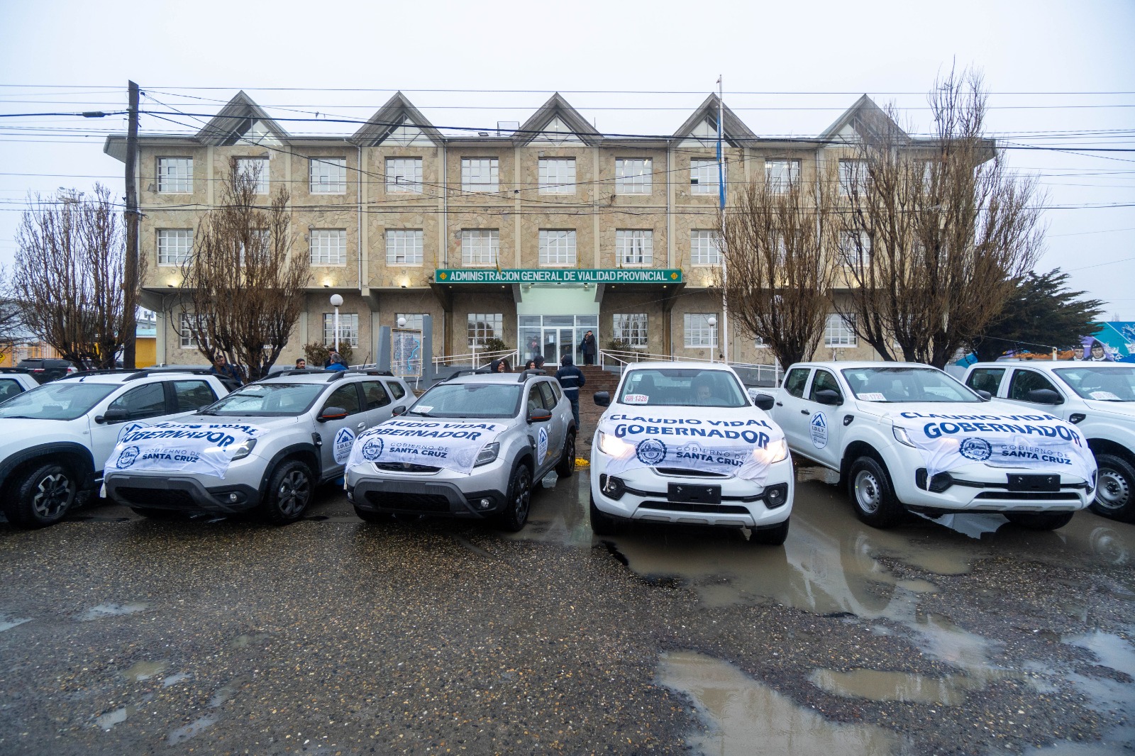 Claudio Vidal entregó 50 camionetas 0KM y un camión a organismos provinciales de Santa Cruz