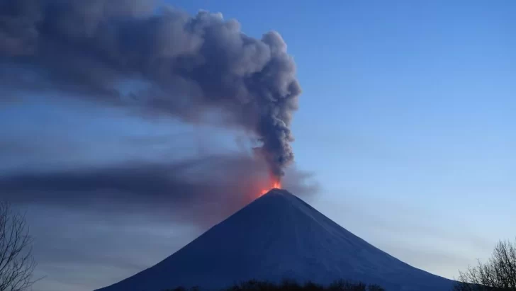 Entró en erupción el volcán más grande de Kamchatka tras el terremoto en Rusia