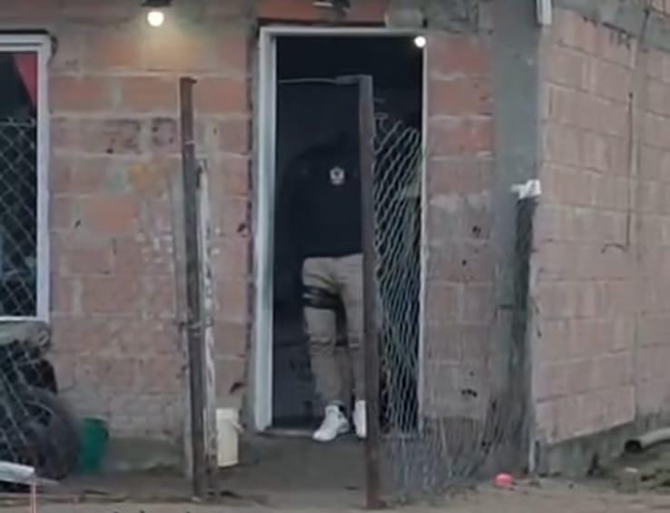  En los procedimientos se secuestraron elementos de interés para la causa y se concretó la detención de varias personas presuntamente vinculadas al violento ataque