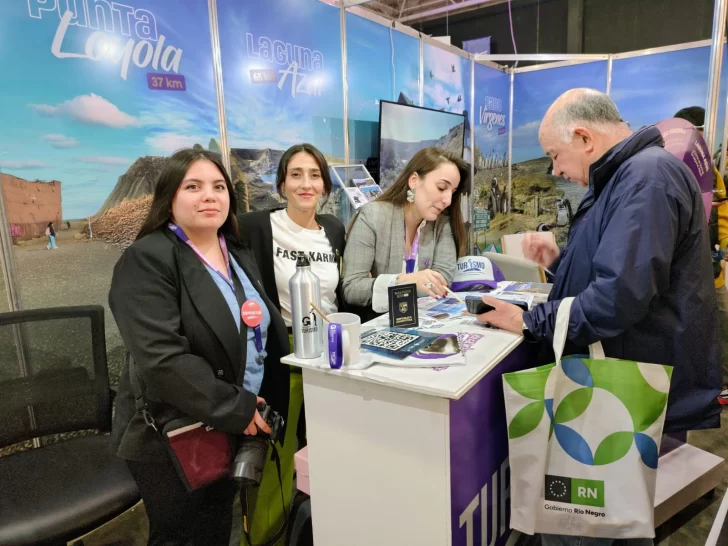  Mercedes Neil, secretaria de Turismo de Río Gallegos en el stand de la ciudad. FOTO: JORGE BILBAO/LA OPINIÓN AUSTRAL
