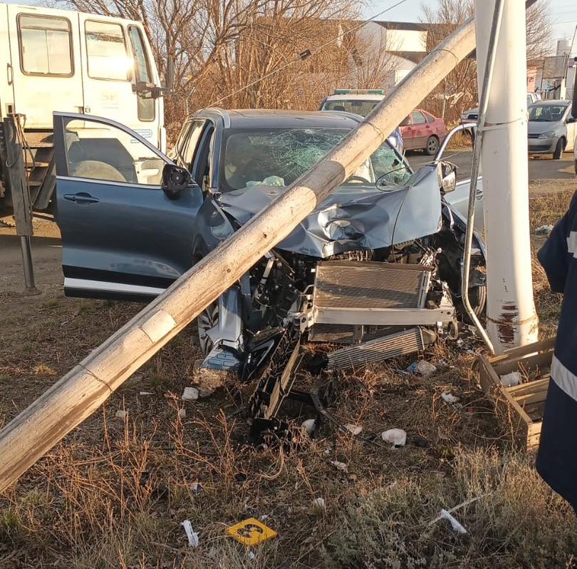  El frente del rodado quedó completamente destrozado. (FOTO NC 10 SANTA CRUZ)