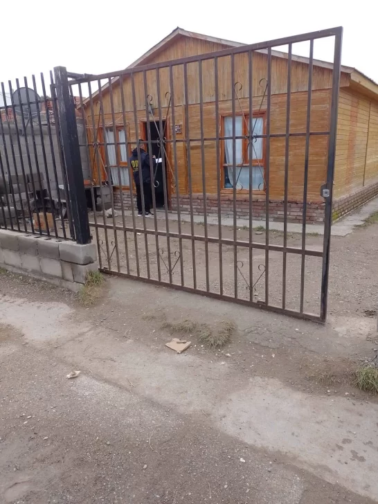  Un agente afuera de una de las casas allanadas. (FOTO: POLICÍA SANTA CRUZ)