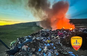 Bomberos sofocaron un incendio de basura en Caleta Olivia Bomberos sofocaron un incendio de basura en Caleta Olivia