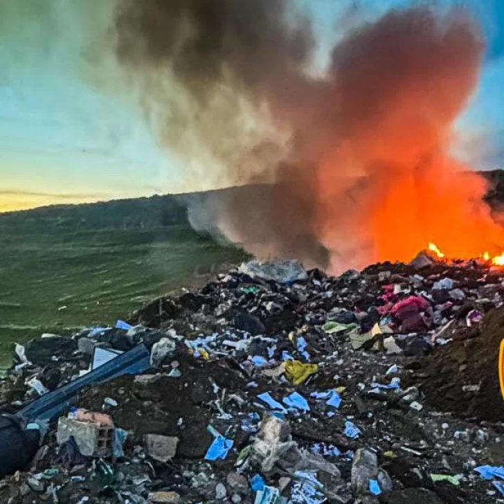 Bomberos sofocaron un incendio de basura en Caleta Olivia Bomberos sofocaron un incendio de basura en Caleta Olivia