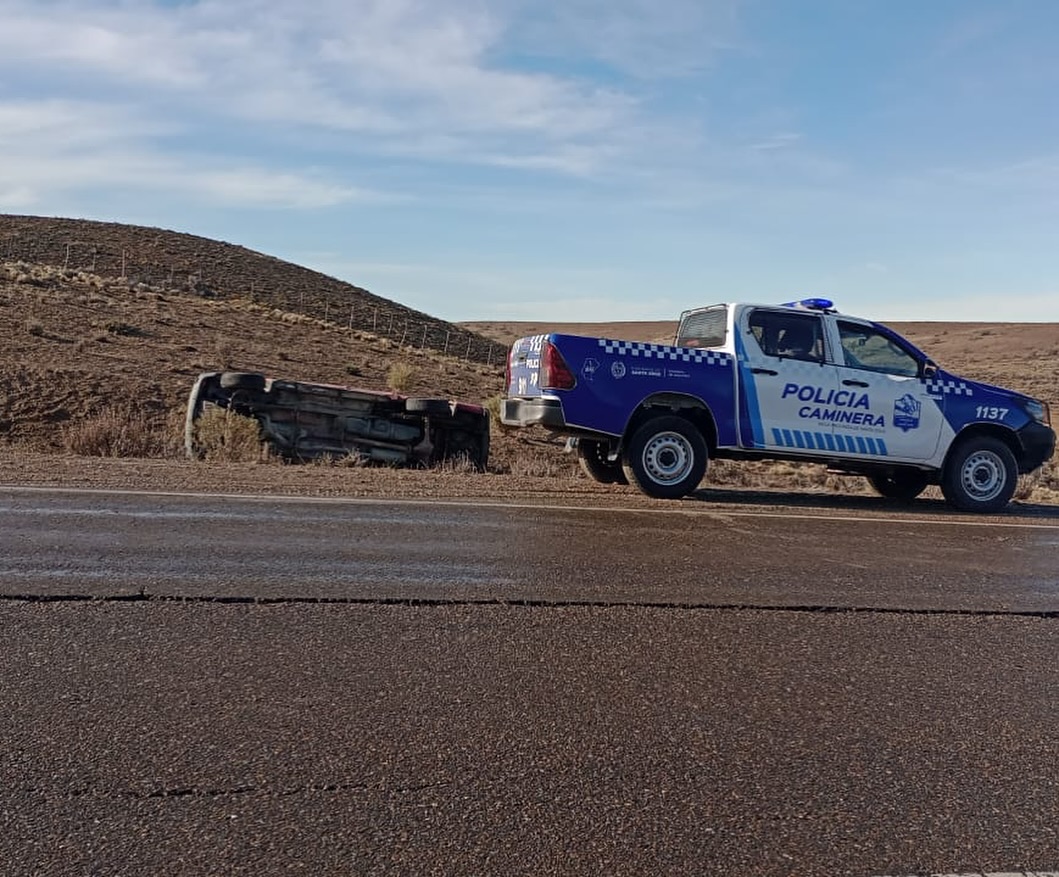  Un patrullero de la Policía Caminera haciendo de consigna preventiva. (FOTO: POLICÍA SANTA CRUZ)