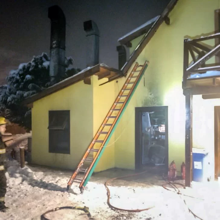 Una freidora industrial provocó un incendio en un restaurante de El Chaltén Una freidora industrial provocó un incendio en un restaurante de El Chaltén
