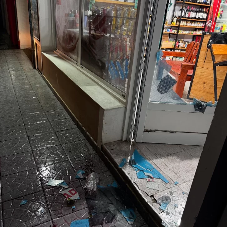 Rompieron una puerta de vidrio y robaron en un local comercial de Río Gallegos Rompieron una puerta de vidrio y robaron en un local comercial de Río Gallegos