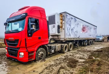 Un camión quedó encajado en el barro y debieron rescatarlo