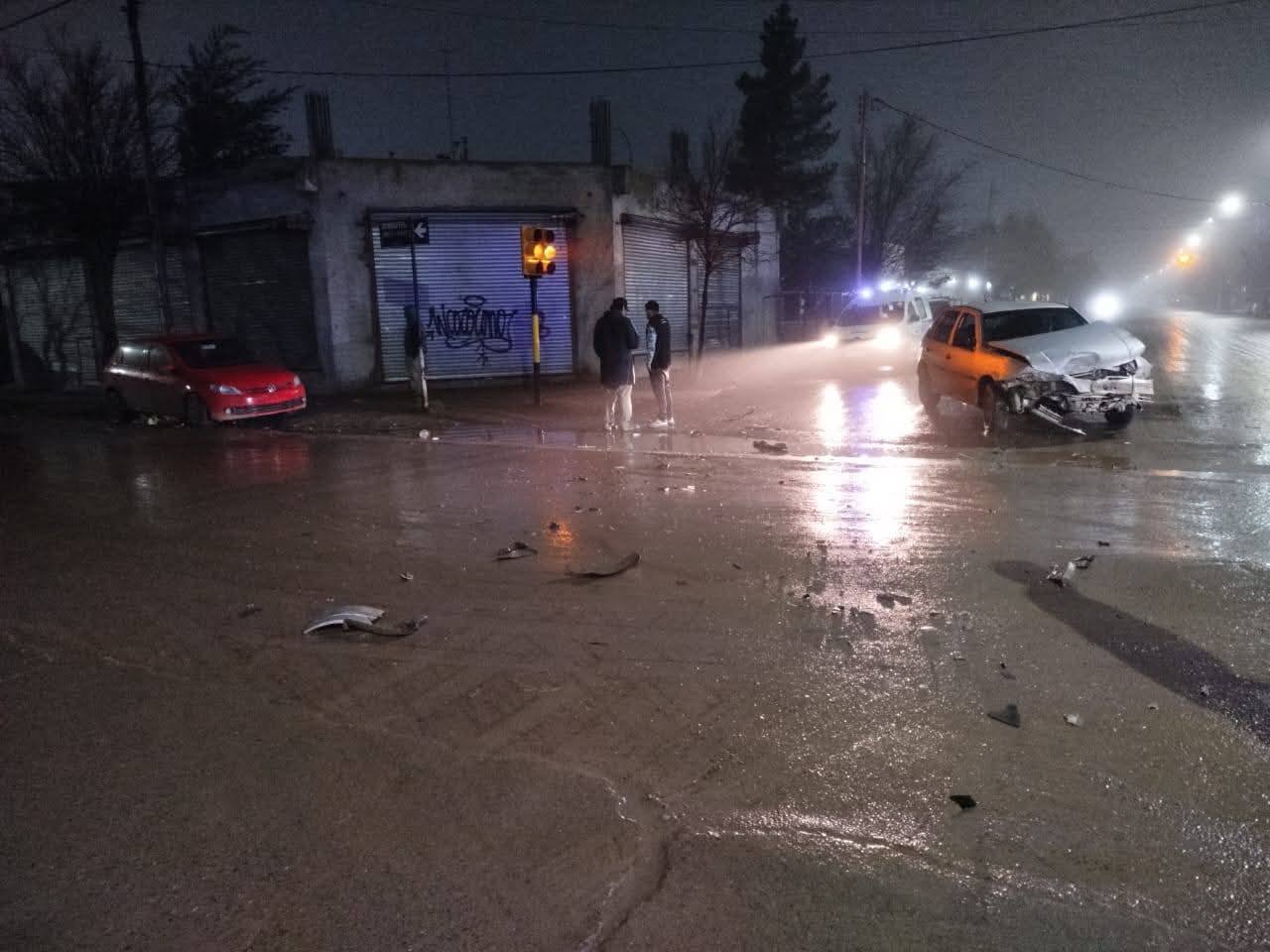  Niebla, calles mojadas y tránsito interrumpido tras el choque en la esquina de Urquiza e Hipólito Yrigoyen.