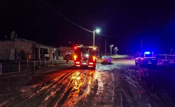 Una vecina logró controlar las llamas antes de que se produzca una tragedia en Piedra Buena Una vecina logró controlar las llamas antes de que se produzca una tragedia en Piedra Buena