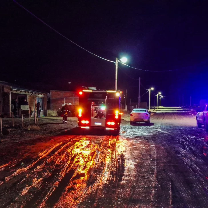 Una vecina logró controlar las llamas antes de que se produzca una tragedia en Piedra Buena Una vecina logró controlar las llamas antes de que se produzca una tragedia en Piedra Buena