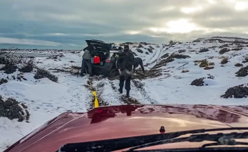 Un vehículo quedó atascado entre el barro y la nieve y bomberos debieron auxiliarlo Un vehículo quedó atascado entre el barro y la nieve y bomberos debieron auxiliarlo
