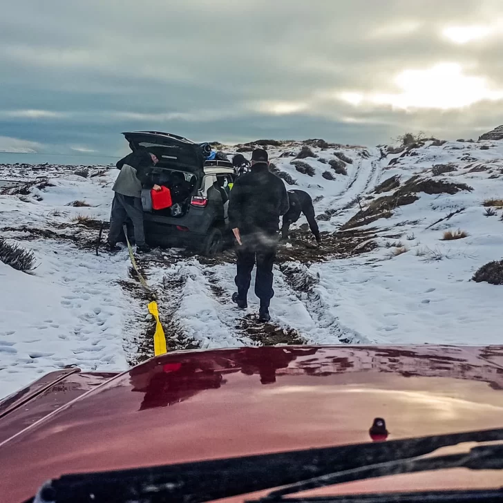 Un vehículo quedó atascado entre el barro y la nieve y bomberos debieron auxiliarlo Un vehículo quedó atascado entre el barro y la nieve y bomberos debieron auxiliarlo