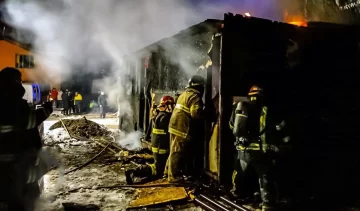 Una contingencia eléctrica provocó un incendio en una casa: pérdidas totales Una contingencia eléctrica provocó un incendio en una casa: pérdidas totales