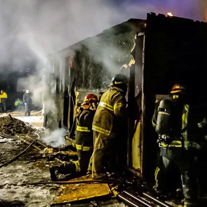 Una contingencia eléctrica provocó un incendio en una casa: pérdidas totales Una contingencia eléctrica provocó un incendio en una casa: pérdidas totales